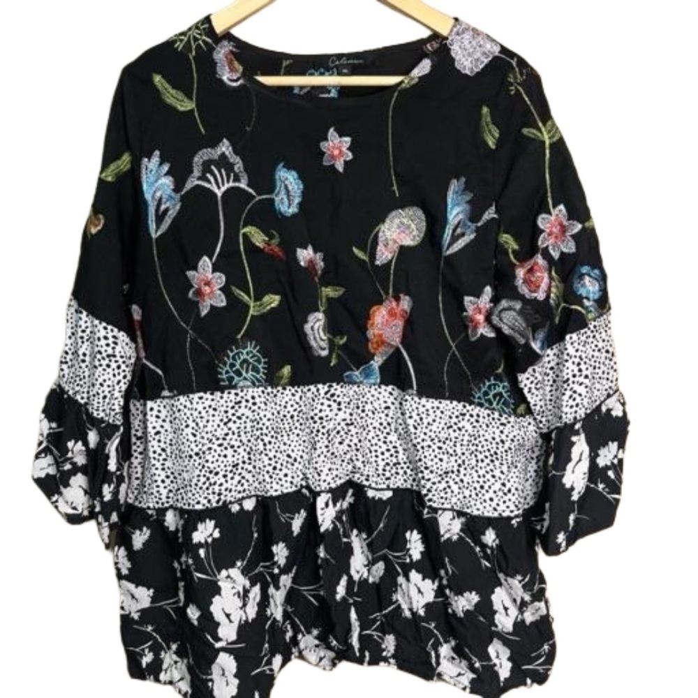 NWOT! Calessa Women’s XL Embroidered Floral Top!
